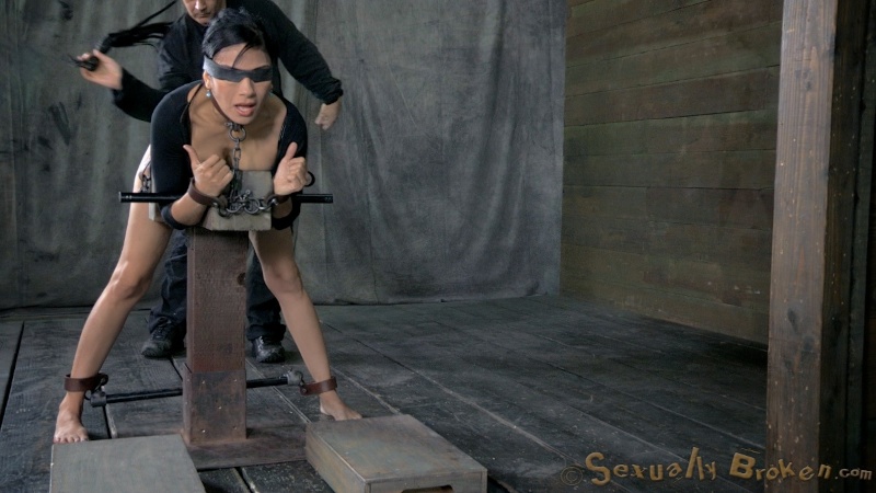 Dirty oral experiment with a submissive brunette